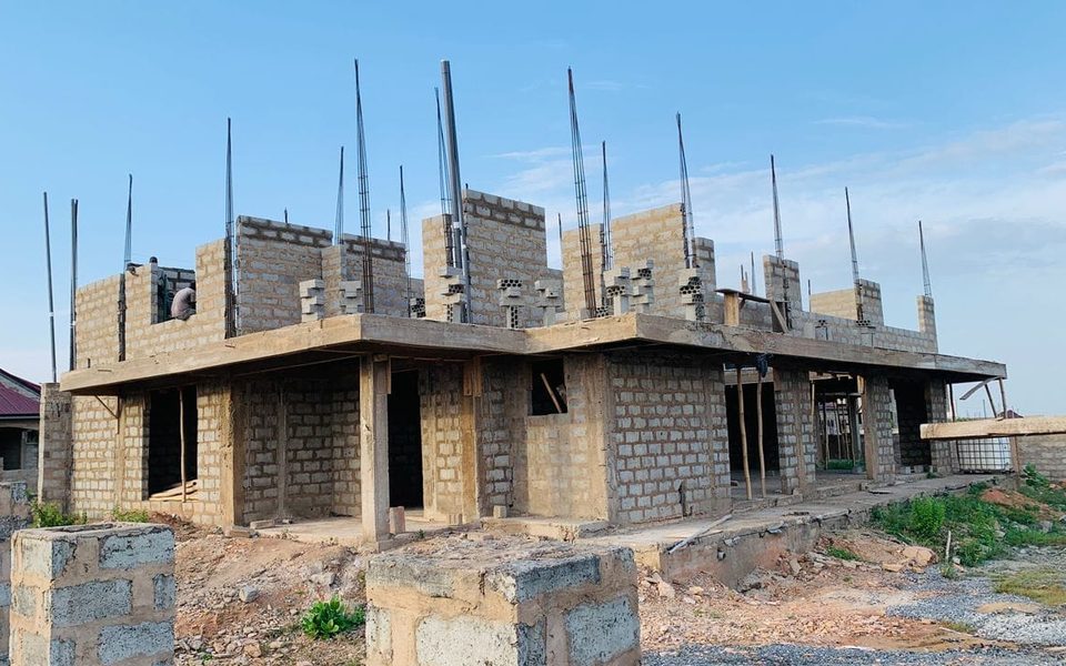 Two-storey block building structure with reinforcement bars at the top